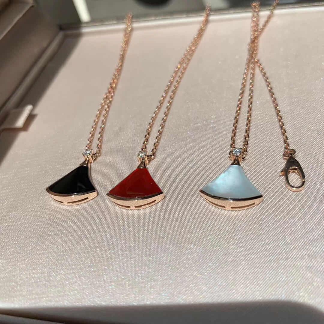 宝格丽扇子原版,宝格丽的红扇子也是经典