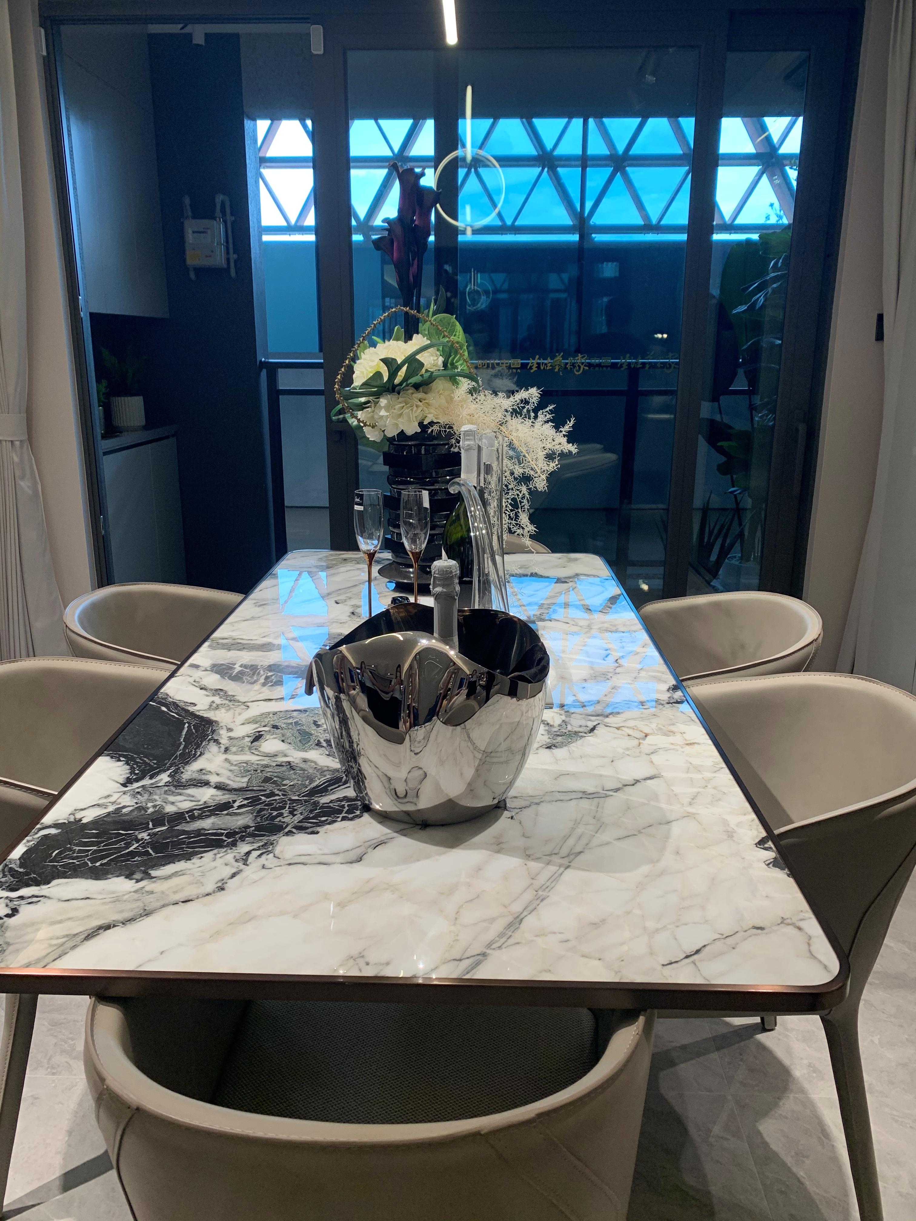 厨房台面用石英石好还是用岩板好,厨房台面用岩板好还是石英石好些