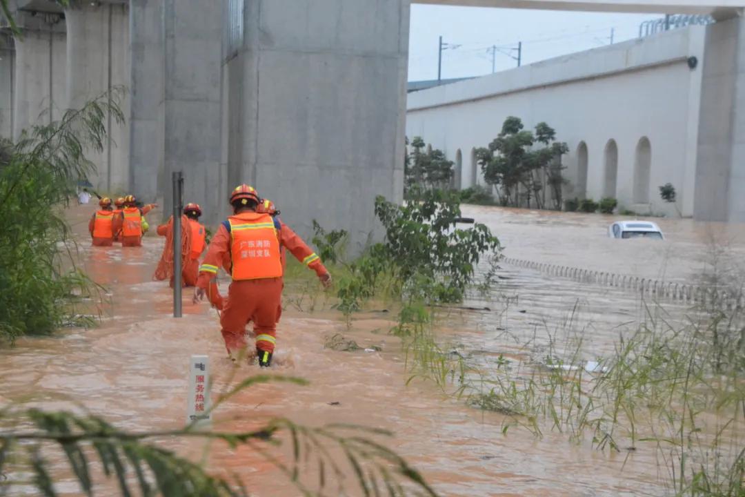 深圳暴雨致多人被困消防紧急救援,深圳暴雨引发洪水浸死车内司机