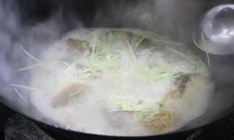 鲤鱼最好吃的做法，诀窍和步骤都告诉你，学会可以直接开店！