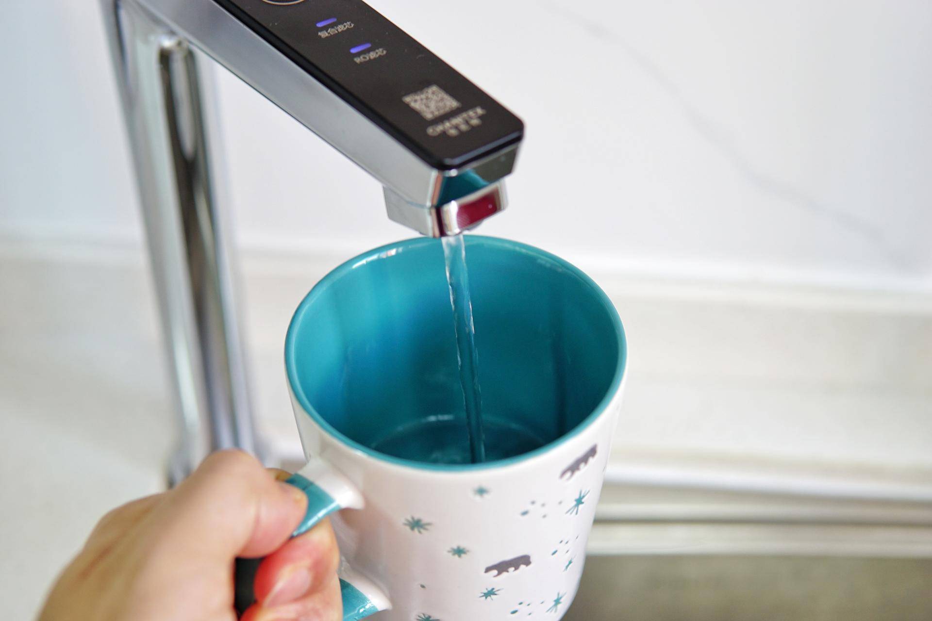 房价那么贵一点也不能浪费,台面净热一体净水机测评