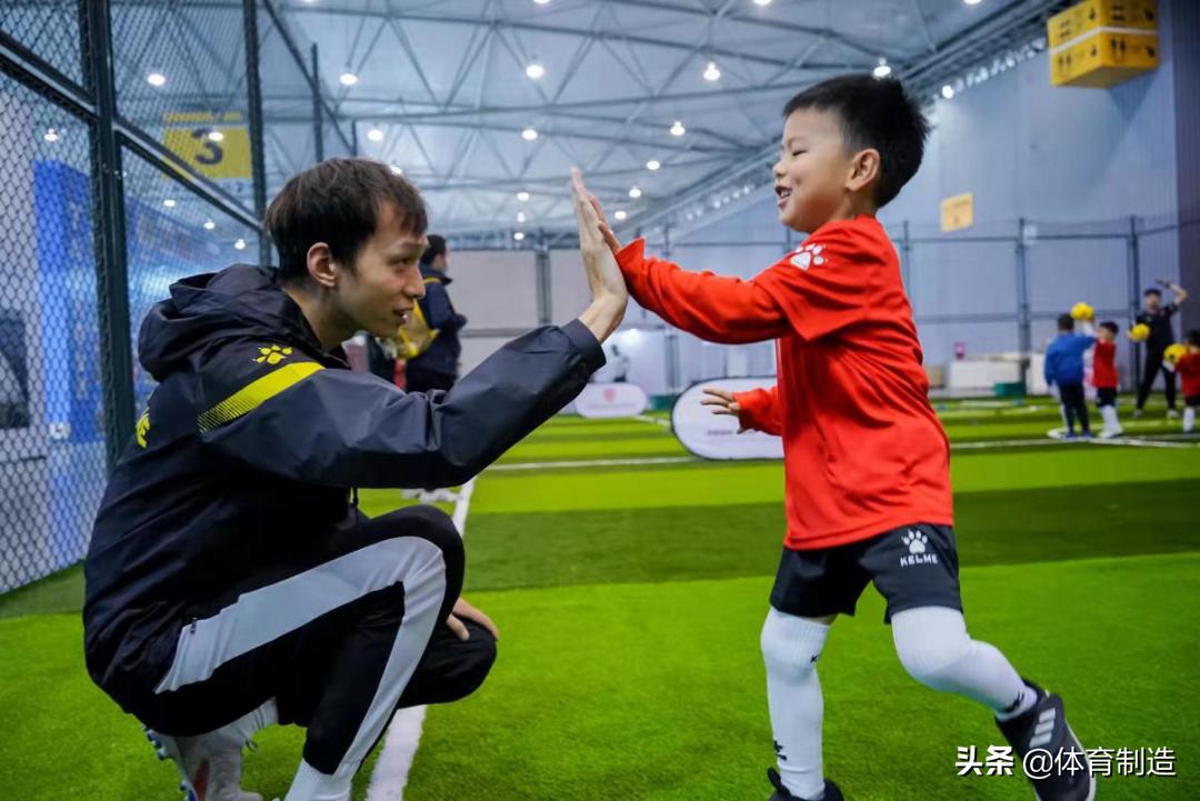 巧妙利用空间建篮球场,利用角落空间建设公共运动器材