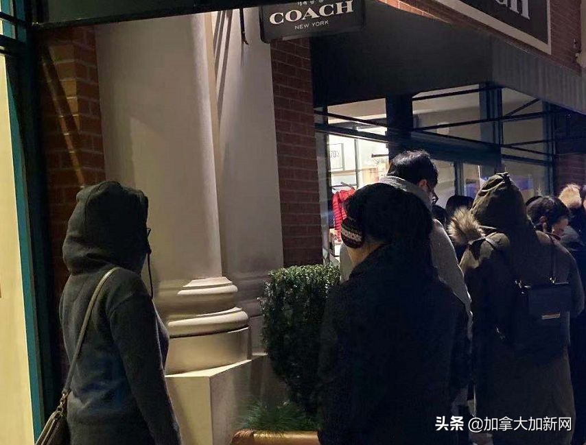 黑五狂抢开始!机场outlet堵爆温哥华华人凌晨排队全买疯了