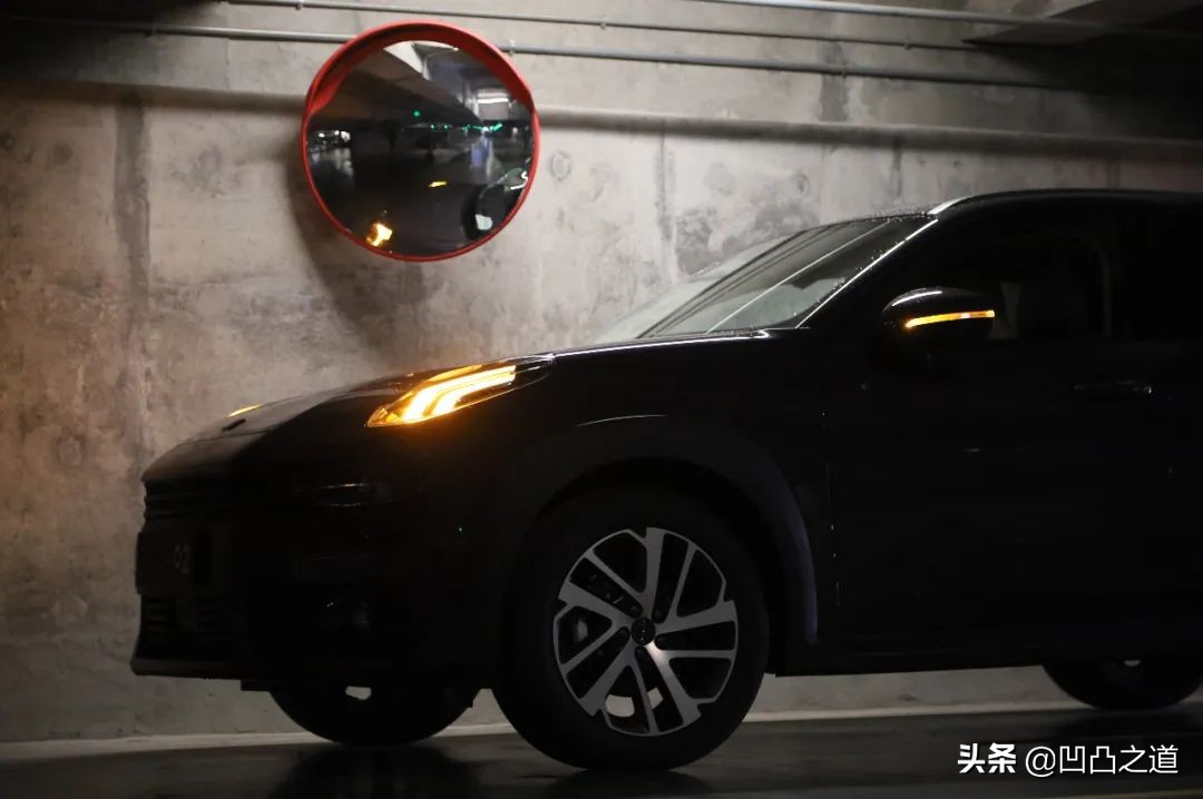 你去长沙文和友打卡，尼依格罗看云，我却在地库欣赏对立美学