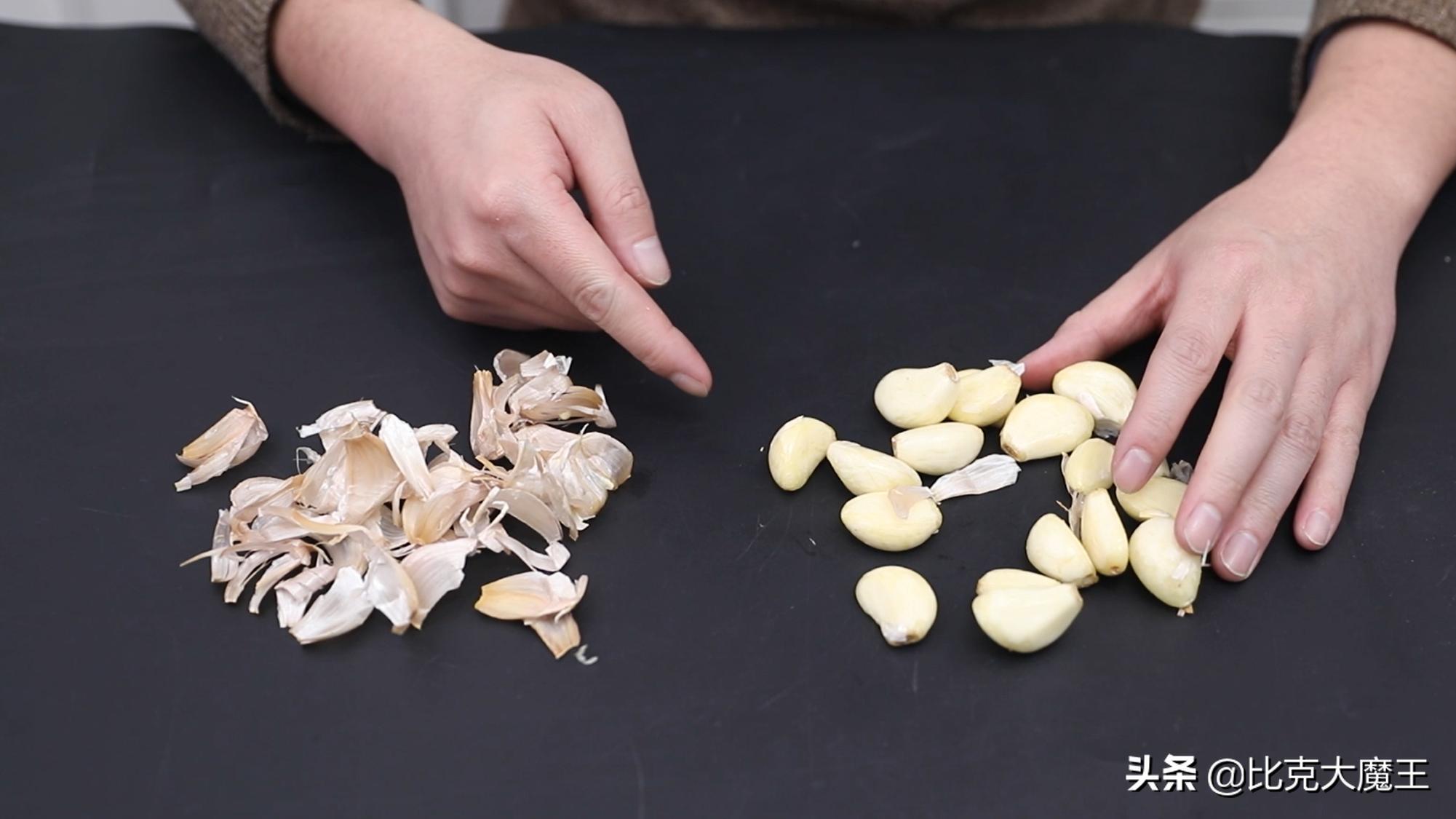 剥大蒜还有简单技巧，只需轻轻一搓，大蒜皮自动脱落，太方便了
