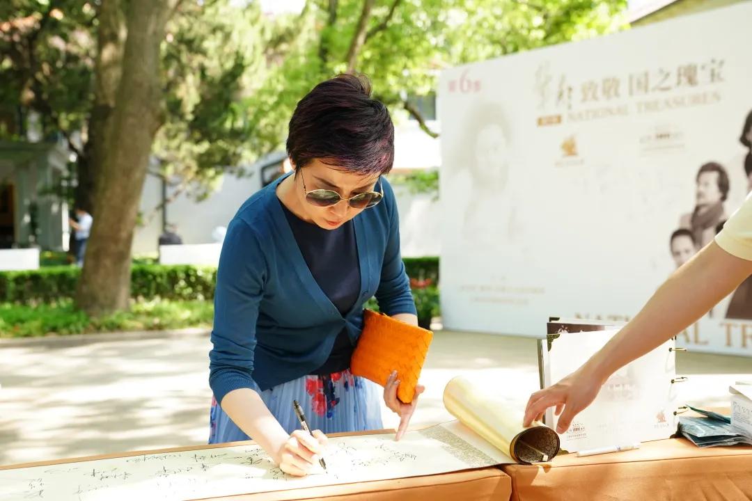 龚雪60多岁状态,68岁龚雪80岁达式常近照曝光