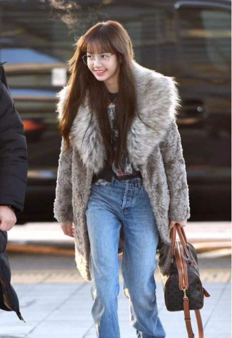 加拿大鹅好看的款,一万多的加拿大鹅羽绒服