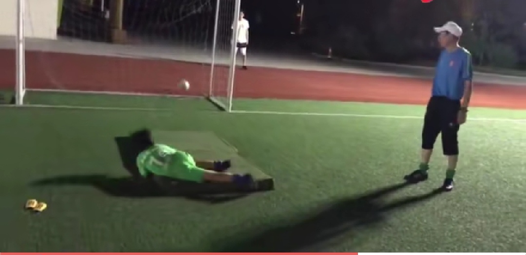 足球倒钩射门训练教学,青训射门训练贴近实战