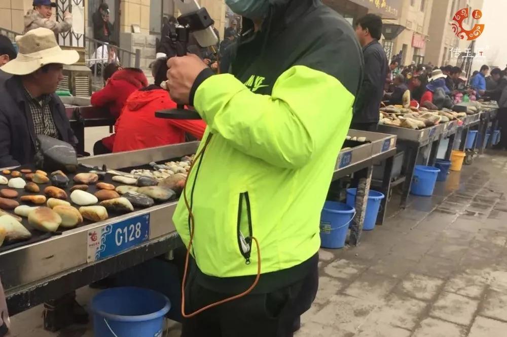 和田玉水中采直播,和田玉水里捞直播