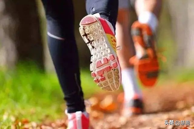 如何挑选女士运动跑鞋,怎么在网上挑选一双跑鞋