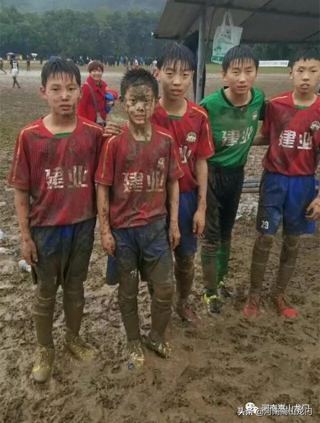 文武双全化铭灿:书法作品频频获奖球场上的偶像是伊涅斯塔