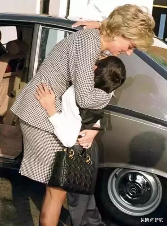 香奈儿包正品有瑕疵吗,香奈儿的包为什么比gucci贵那么多