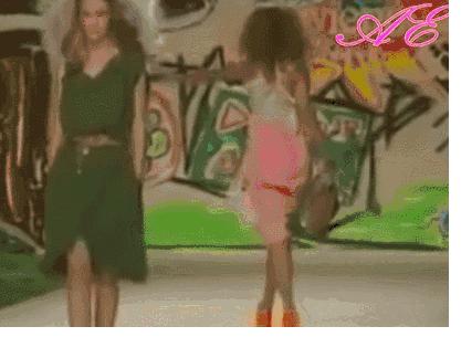 模特走路摔倒,模特走t台摔倒