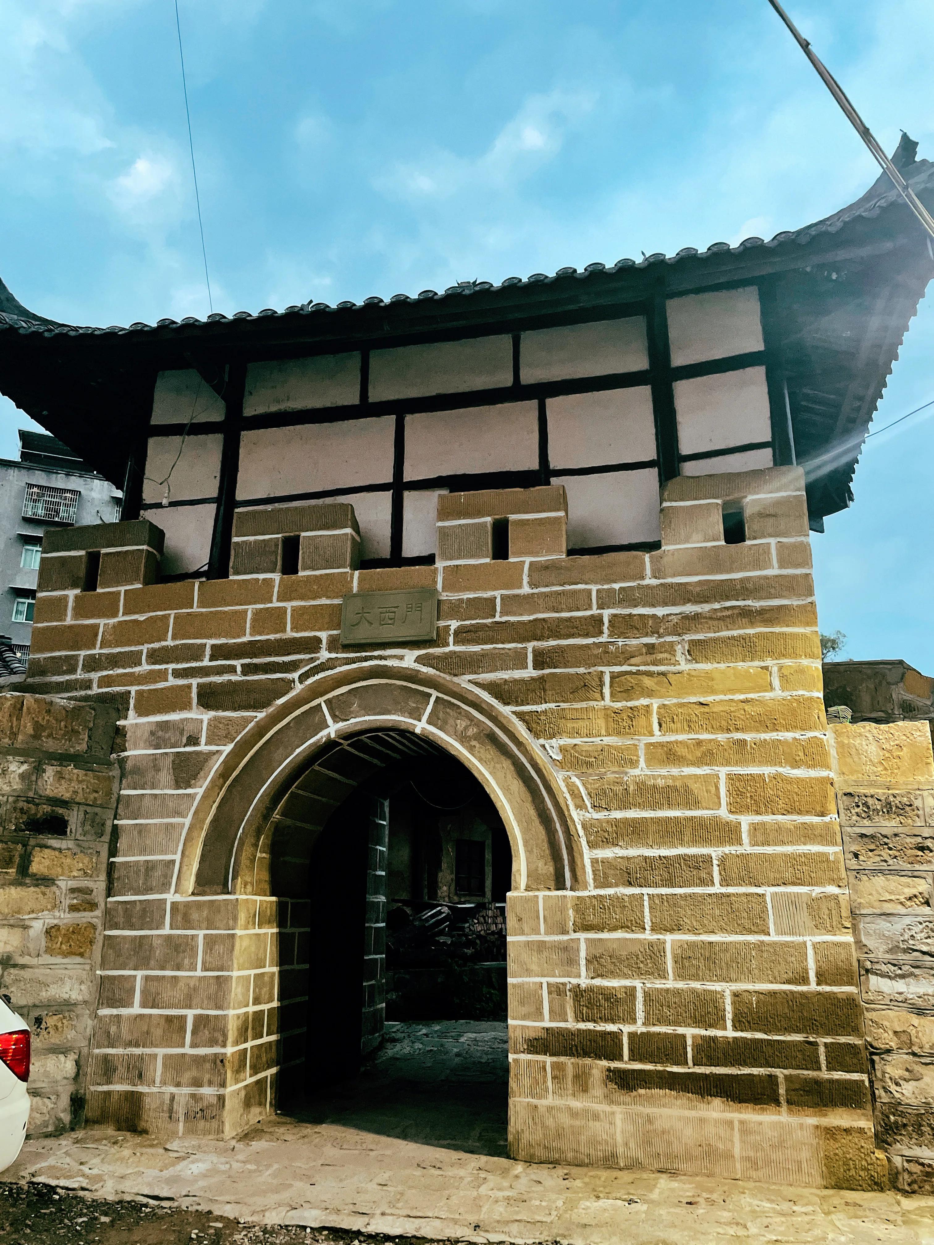 凯江边的这座古镇，别名小三台。很特别的是古城门分大小门