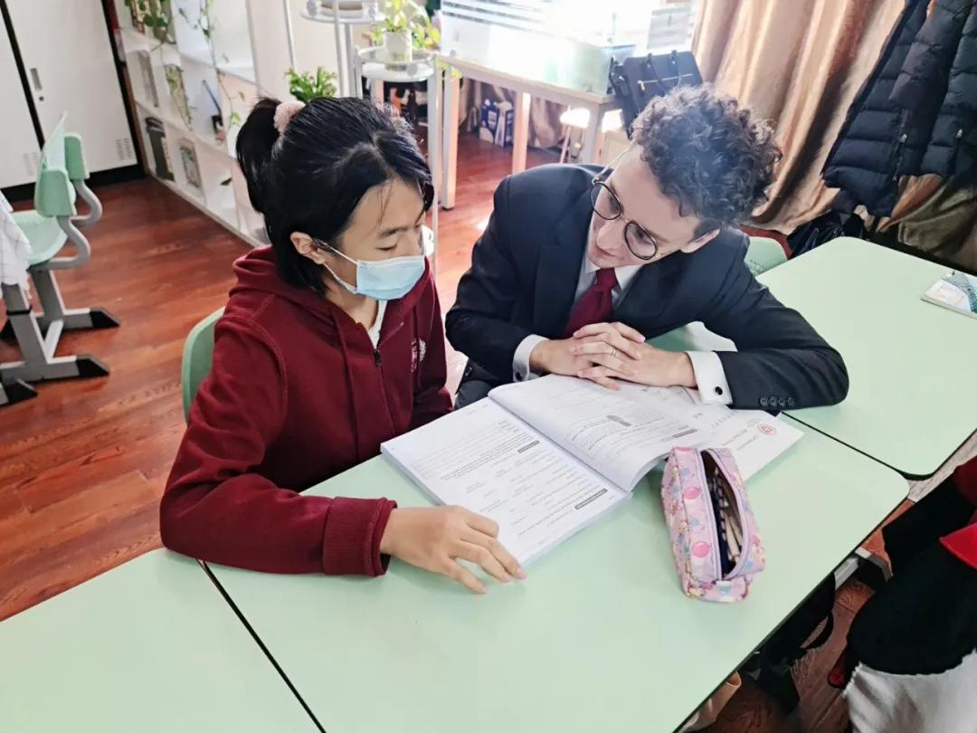 我的教育故事师德师风演讲比赛,我和学生共成长师德师风演讲视频