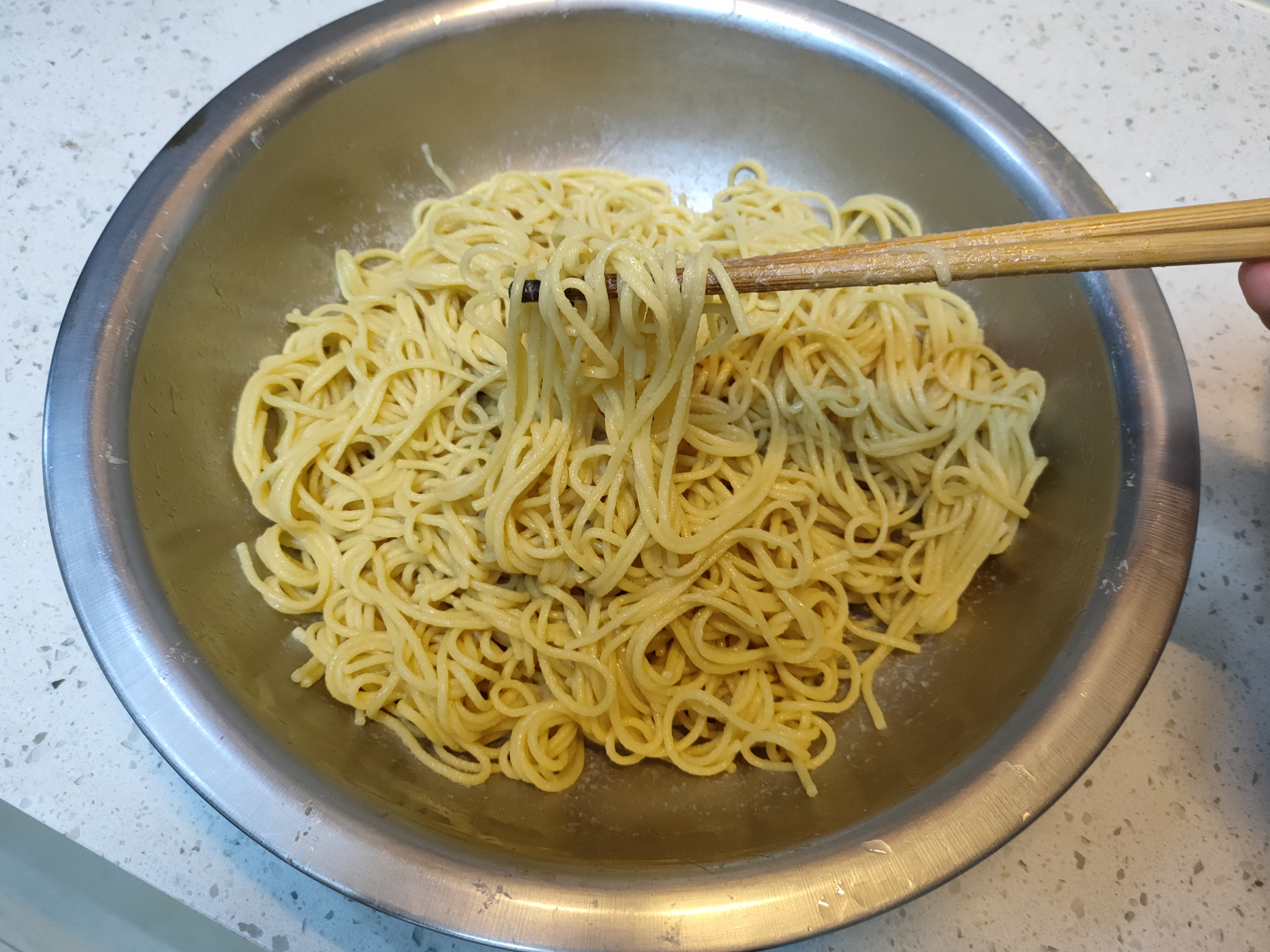 夏天凉面在家怎么做不粘,夏天做凉面的教程