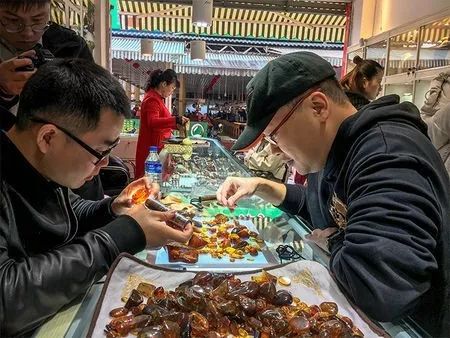 缅甸琥珀复原过程,科学家发现恐龙时代琥珀化石