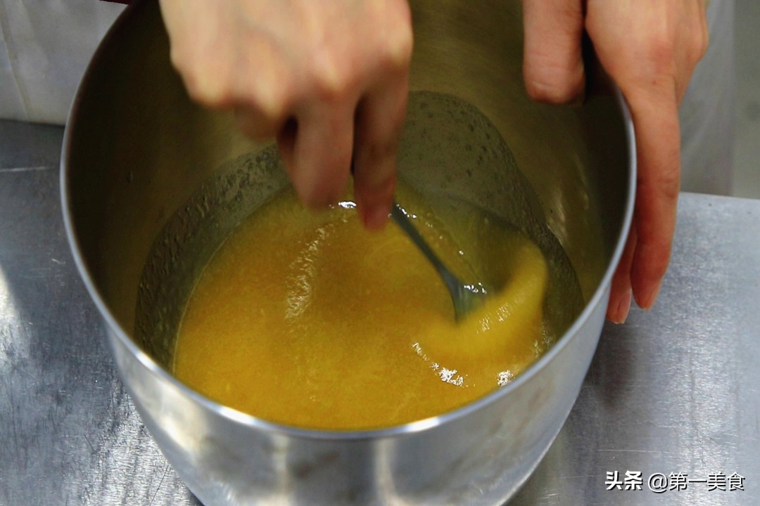 一碗面粉三个鸡蛋做糕点,一个鸡蛋半斤面粉做饼干