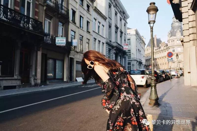 她们穿的连衣裙,她们穿的花裙子