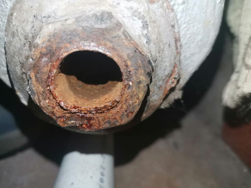 暖气放气螺丝锈死拧不下来妙招,暖气过滤网螺丝的正确拆卸方法