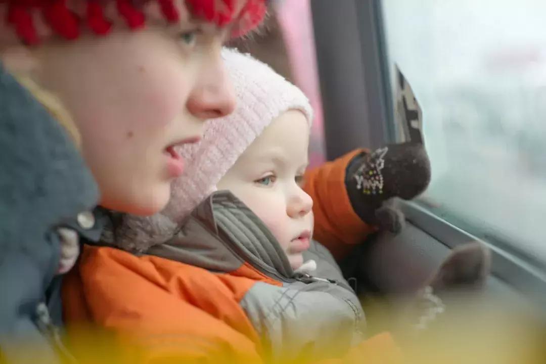 宝宝耍小脾气一直哭怎么办,宝宝在公共场合哭闹耍赖怎么办