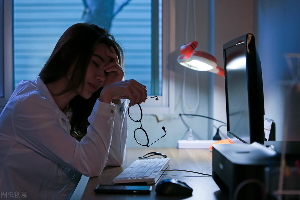 工地小伙每天工作十个小时,工地小伙干活从早上做到晚上下班