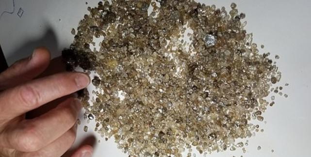 火山喷发喷出黄金,火山喷发石头都喷出来了