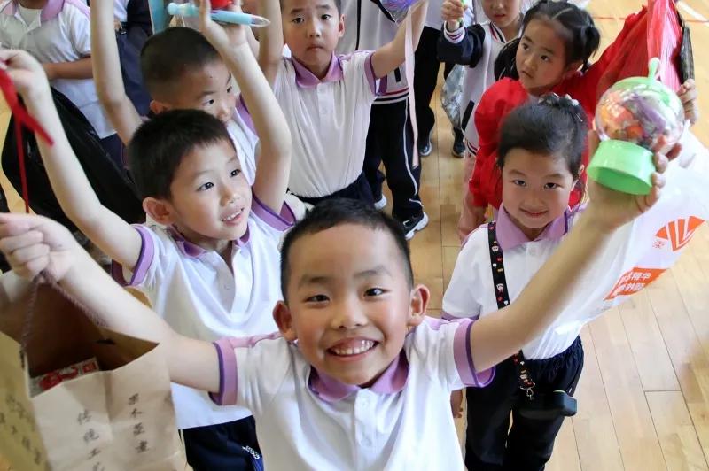 让教育和生活相连——青岛枣山小学开展年级研究性学习活动