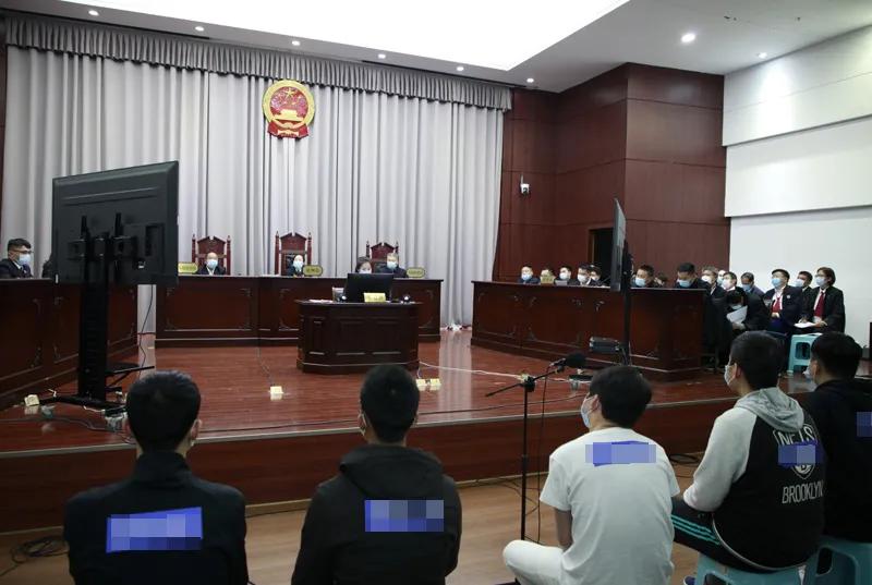 进了投资微信群，里面全是托！宿豫法院公开审理封勇华等34人诈骗案