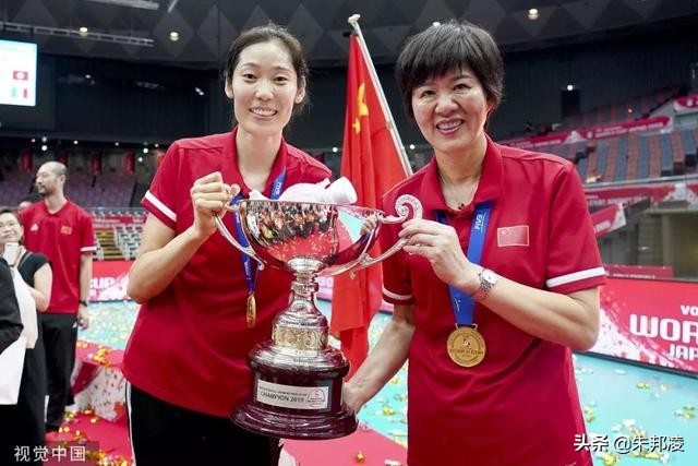 郎平为中国女排付出多少,女排教练郎平为武汉捐多少钱