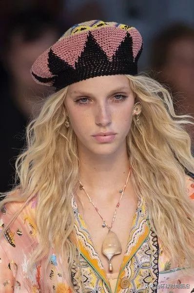 适合冬季脸大显脸小的帽子 (大圆脸适合什么帽子秋冬)