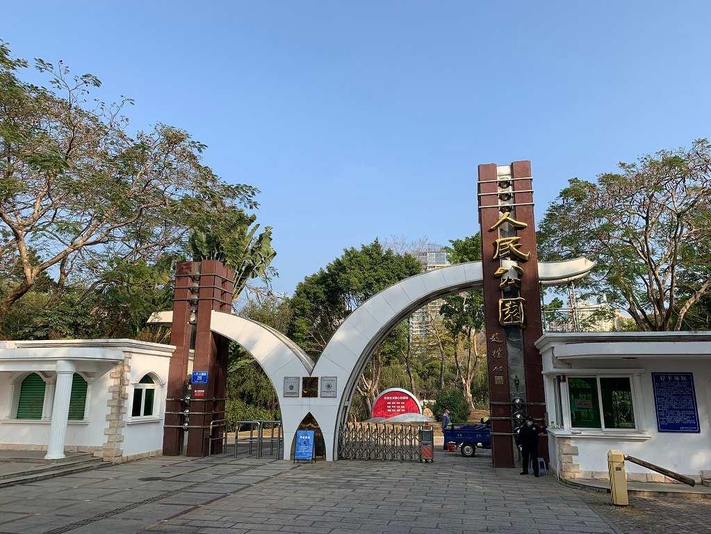 稀罕！运动场篮球架上没篮框？