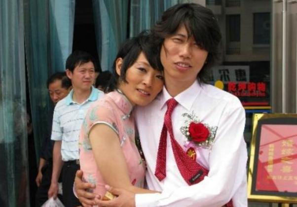 她23岁一曲成名，提携杨坤红过那英，两次被情所伤，39岁跳楼自杀