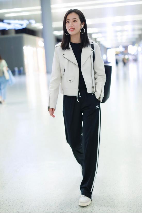 冬季穿一身白超时髦，和周雨彤学习白色服饰搭配，清纯又显白
