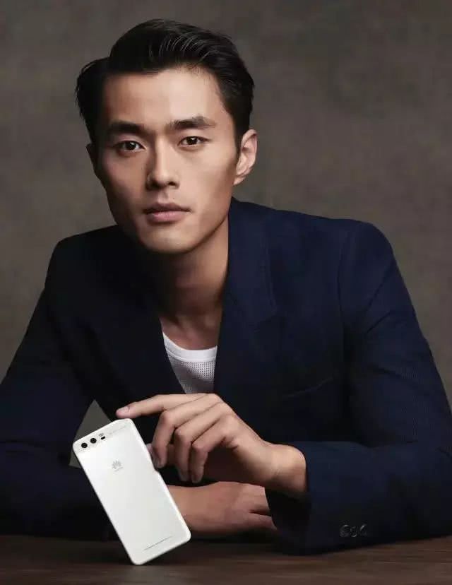 和胡兵一起走秀的中国男模,中国的男模胡兵和刘雯走秀