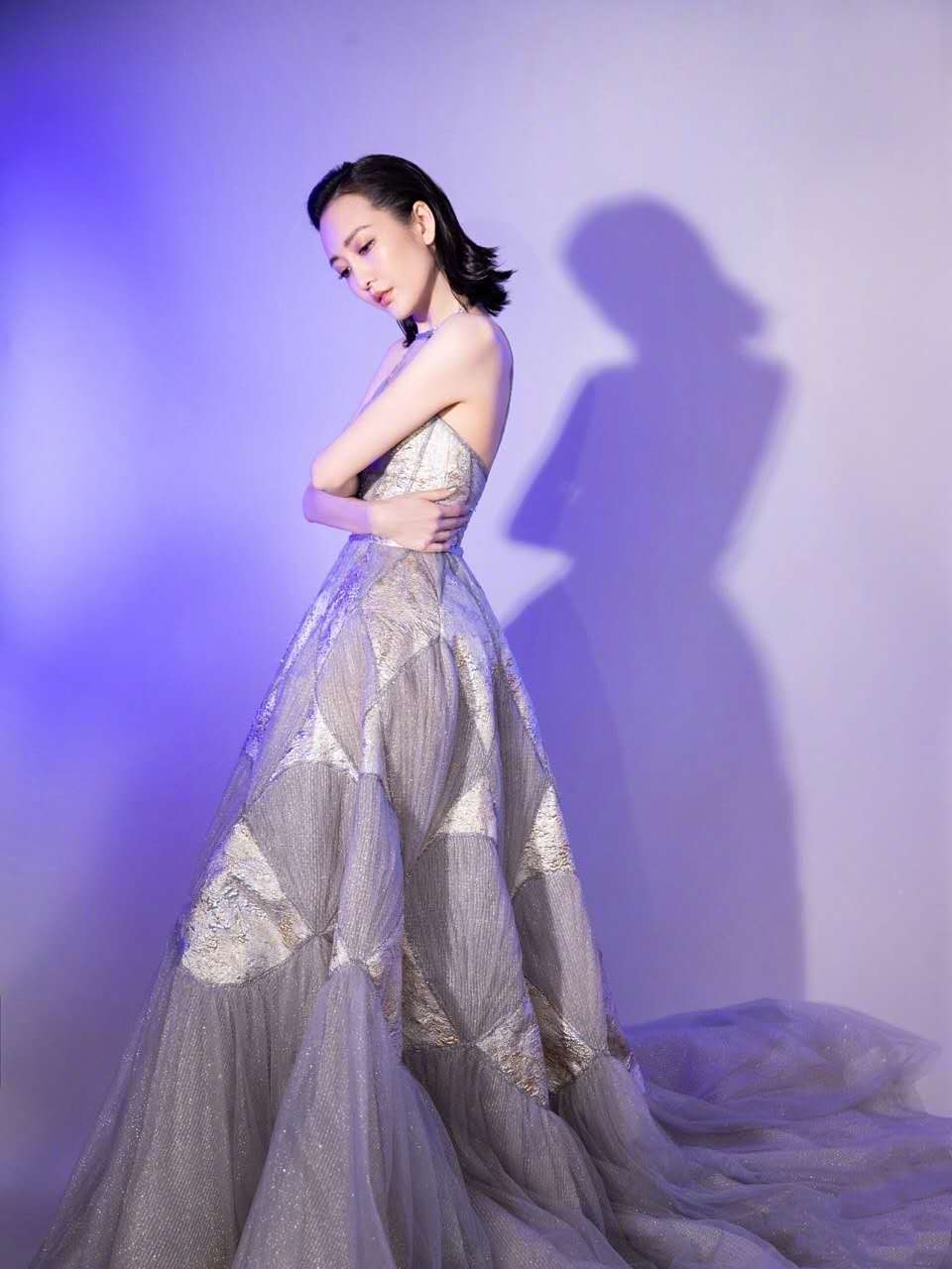 王鸥蕾丝上衣搭配阔腿裤尽显气质,王鸥的时尚穿搭妥妥的御姐风