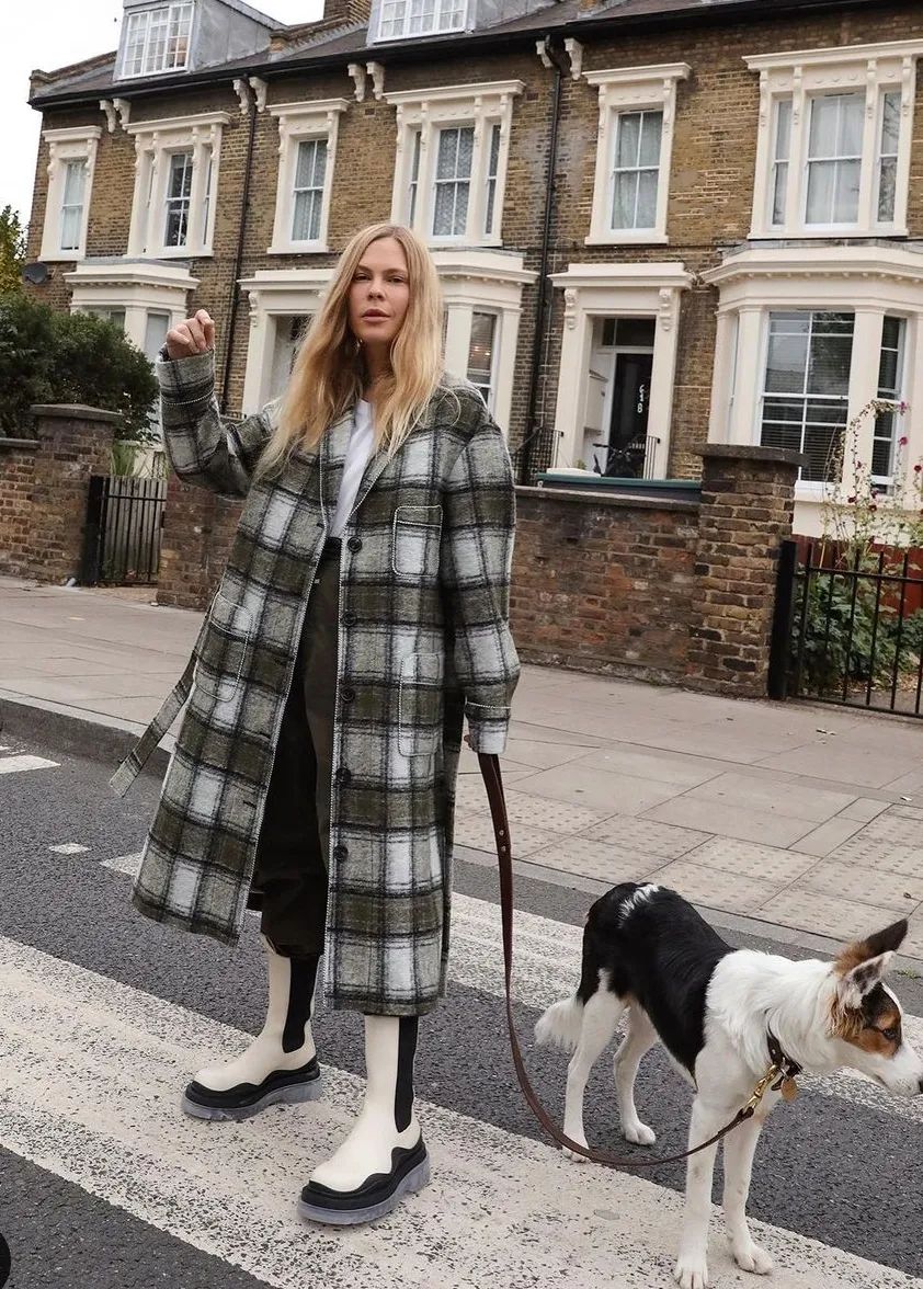 墨绿色格纹大衣怎样搭配好看,短款格纹毛呢大衣的搭配方法