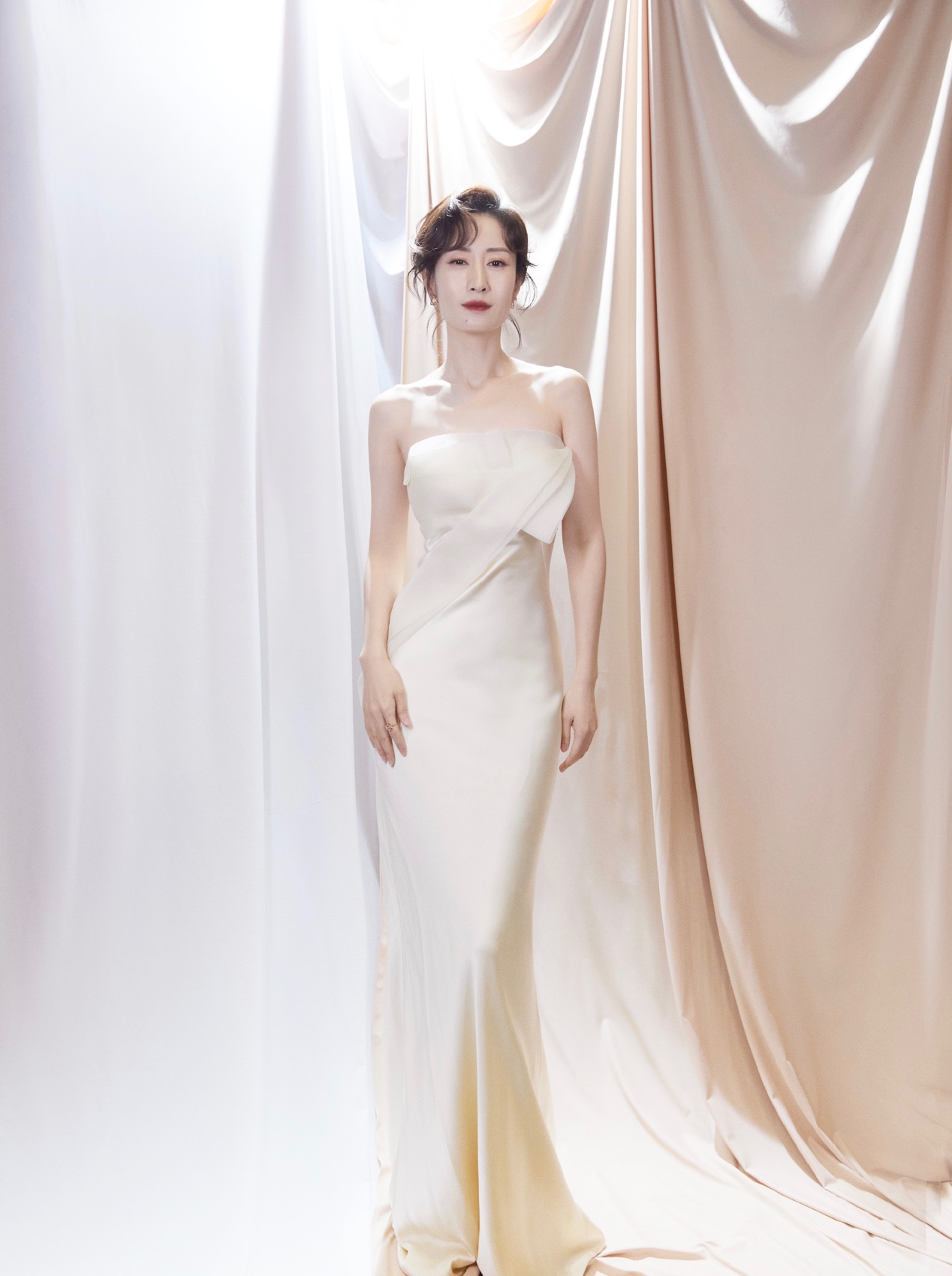 刘敏涛眼神太凌厉，穿“花布衫”也能很有气场，背带裙罕见不减龄