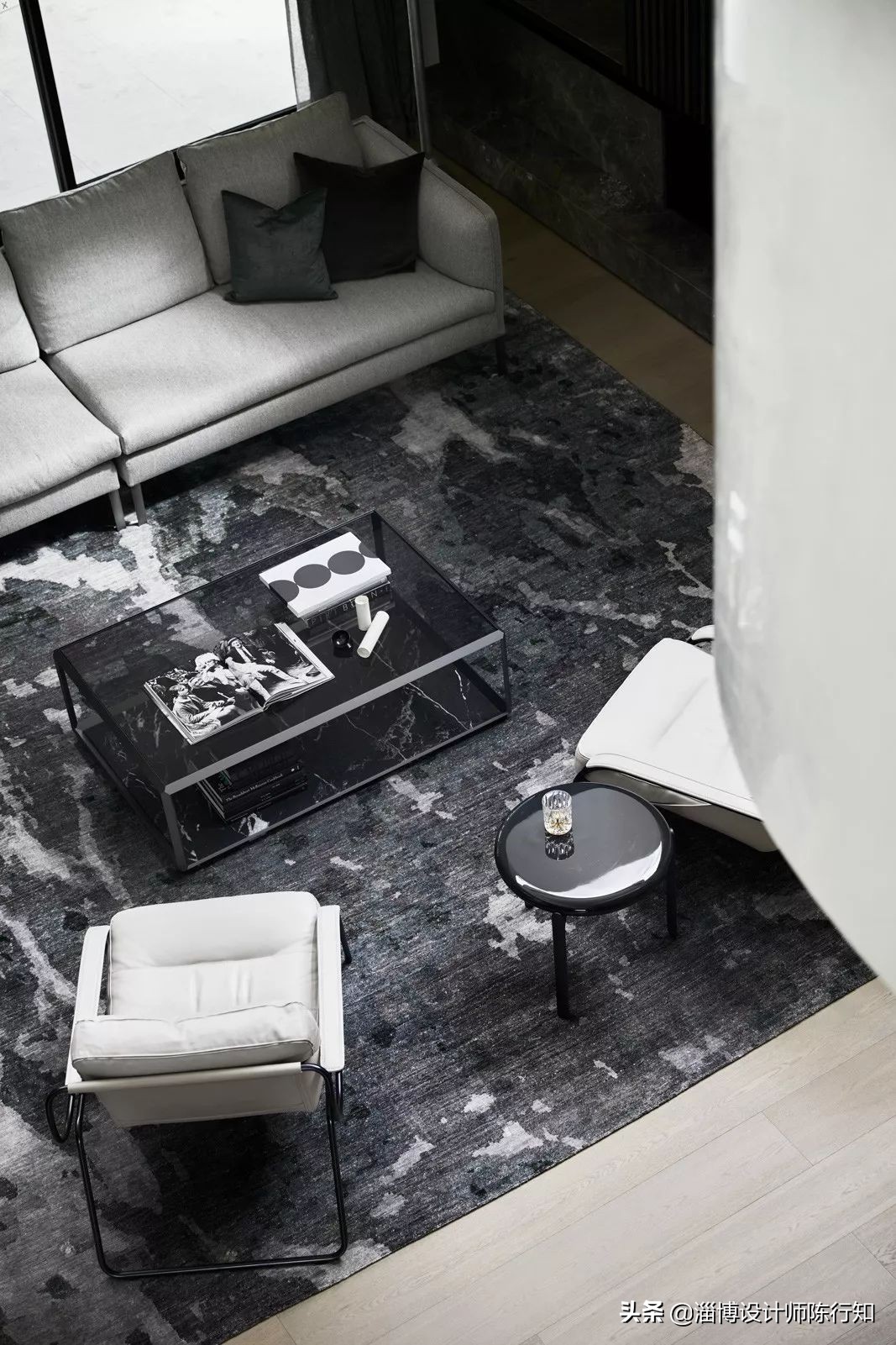 现代简约轻奢浅灰,轻奢和现代简约黑白灰的特点