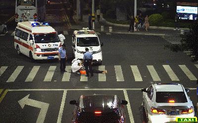 奇葩醉酒男把拱北闹市路口当床，铺上被子呼呼大睡！过往司机心惊胆战！