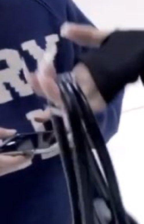 韩网炸了！女团成员工作时疑被*拍偷**裙底，6秒“作案”视频疯传…