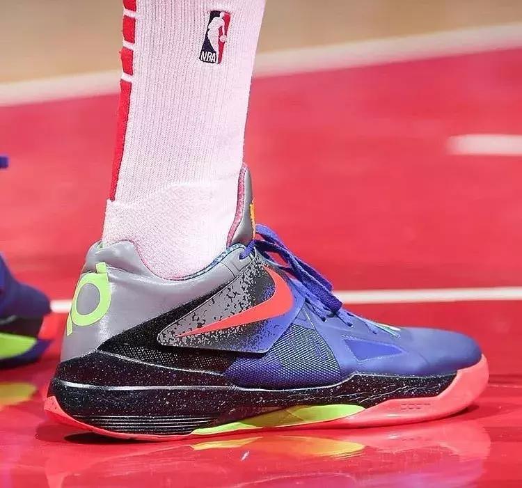 NBA球员今日上脚：欧文5又出新配色，奇才小将AJ15很惊艳！