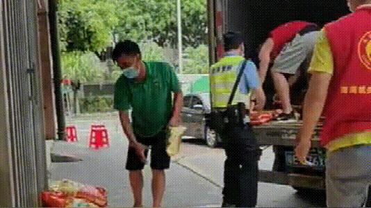 抗疫一线工作者冒着大雪坚守一线,致敬高温下的抗疫战