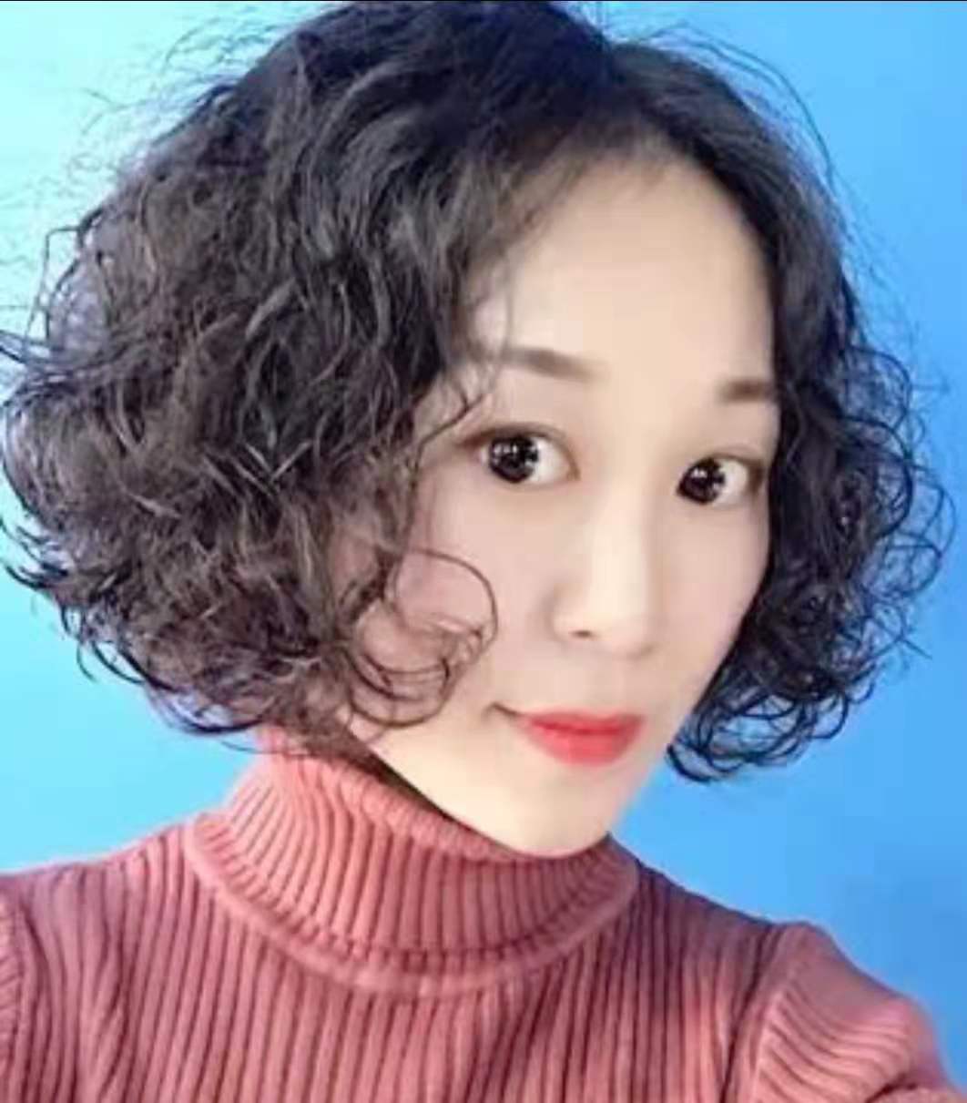 50岁女人洋气减龄短卷发型,50岁短发小卷满头烫