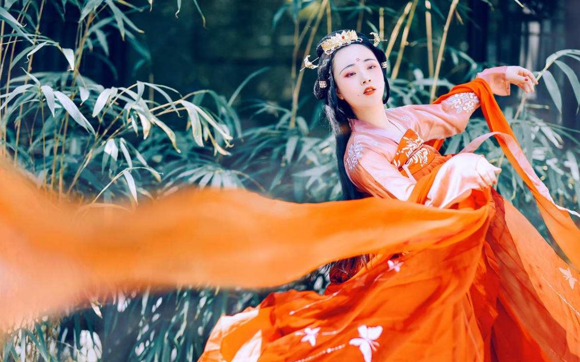 唐代女子流行的穿搭,唐朝女性抹胸长裙搭配