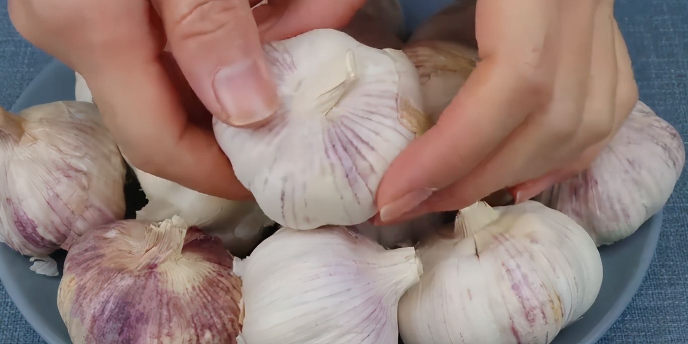 怎样剥大蒜皮又快又好妙招,怎样用小刀快速剥大蒜皮