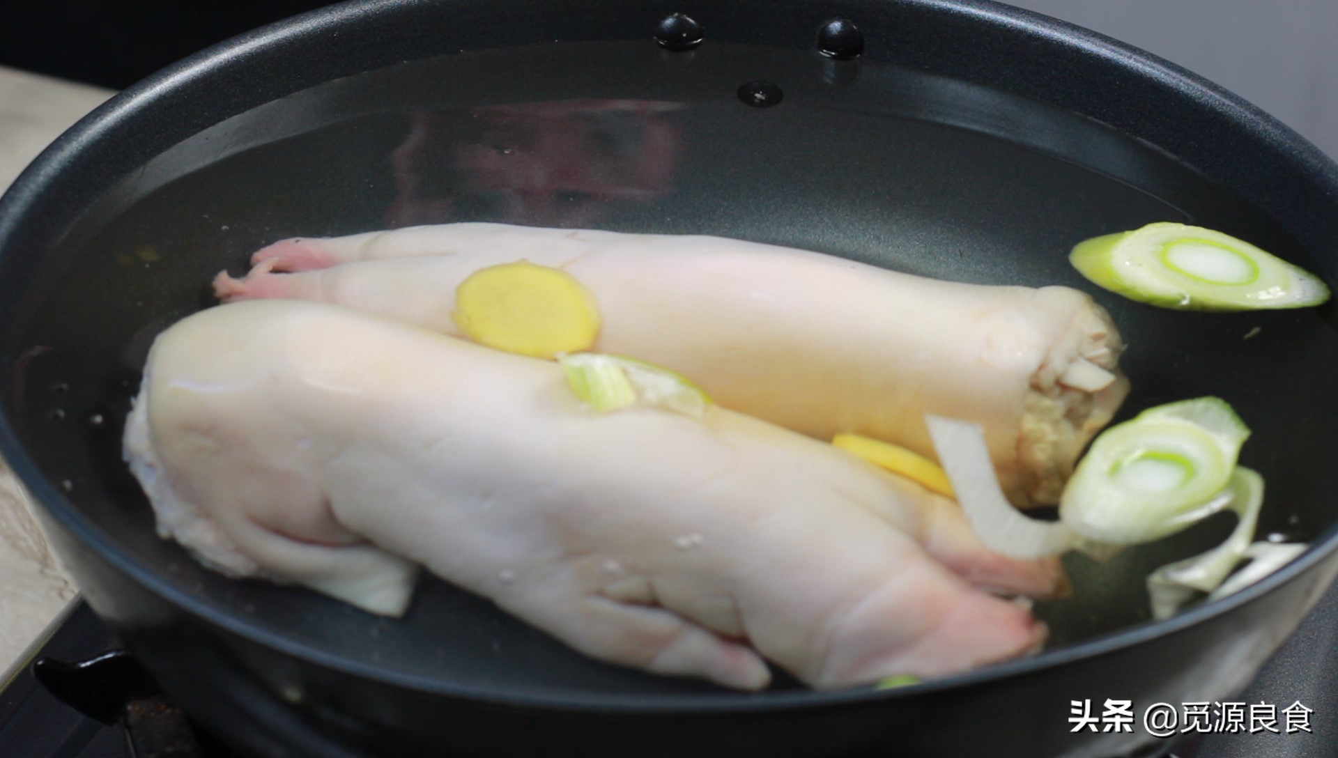 如何卤猪蹄最新最好吃的方法,卤猪蹄要放些什么才容易脱骨