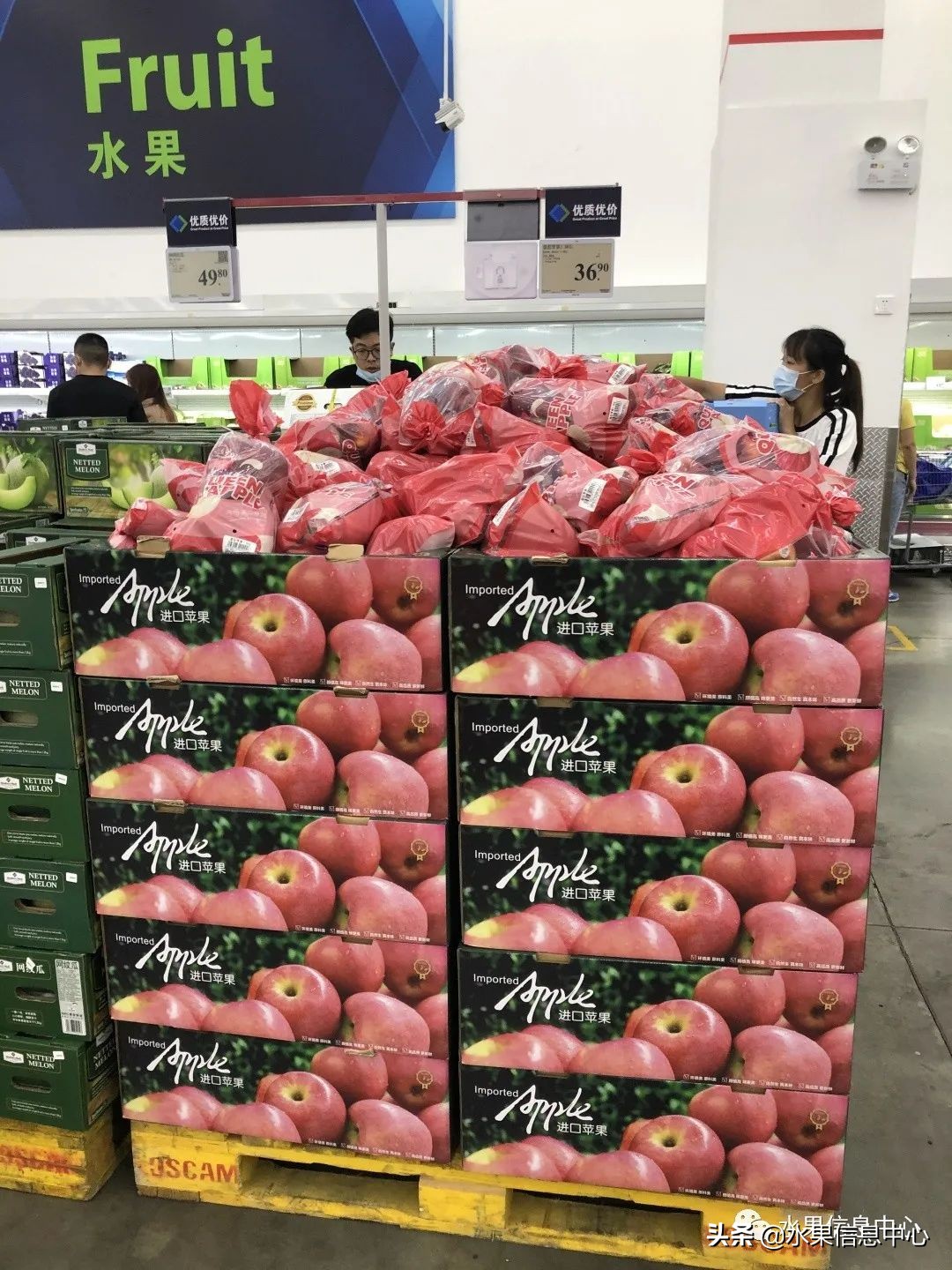 中秋节前，走访两家水果零售店，水果标准化在这里体现的淋漓尽致