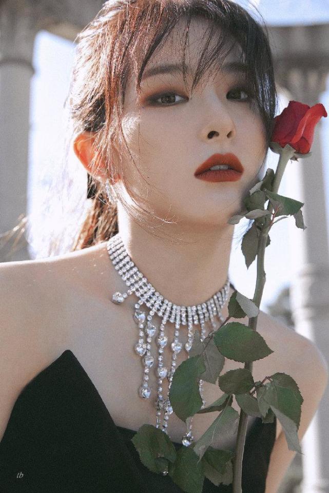 韩国最火女团金智妮朴彩英,韩国女团金智妮马甲线