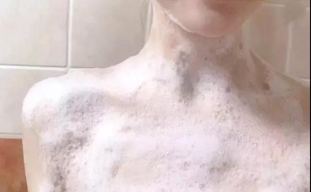 洗澡抹上就像泡着羊奶浴，全身喷香的沐浴露，让你重新穿起露背装